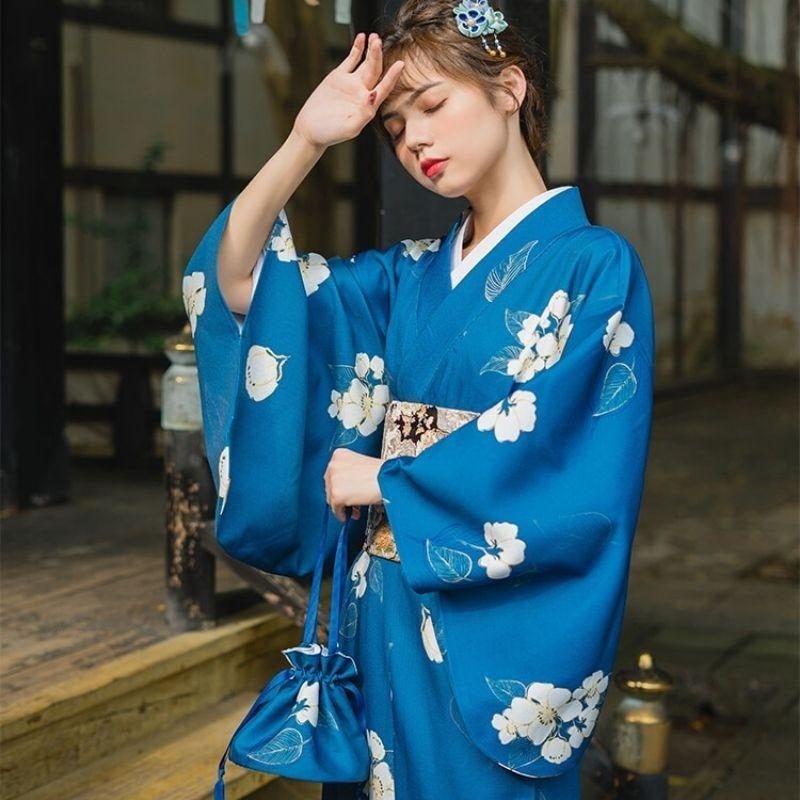 Kimono Japonés De Mujer - Lluvia De Pétalos I Sakura Japón