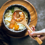 Cuchara De Sopa Japonesa Grande Usándose