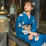 Kimono Japonés De Mujer - Lluvia De Pétalos Perfil