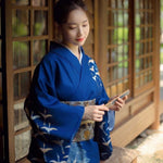 Kimono Japonés Mujer Azul Rey Perfil